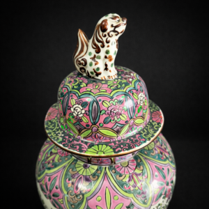 Antiguo Potiche oriental en porcelana con sello rojo.