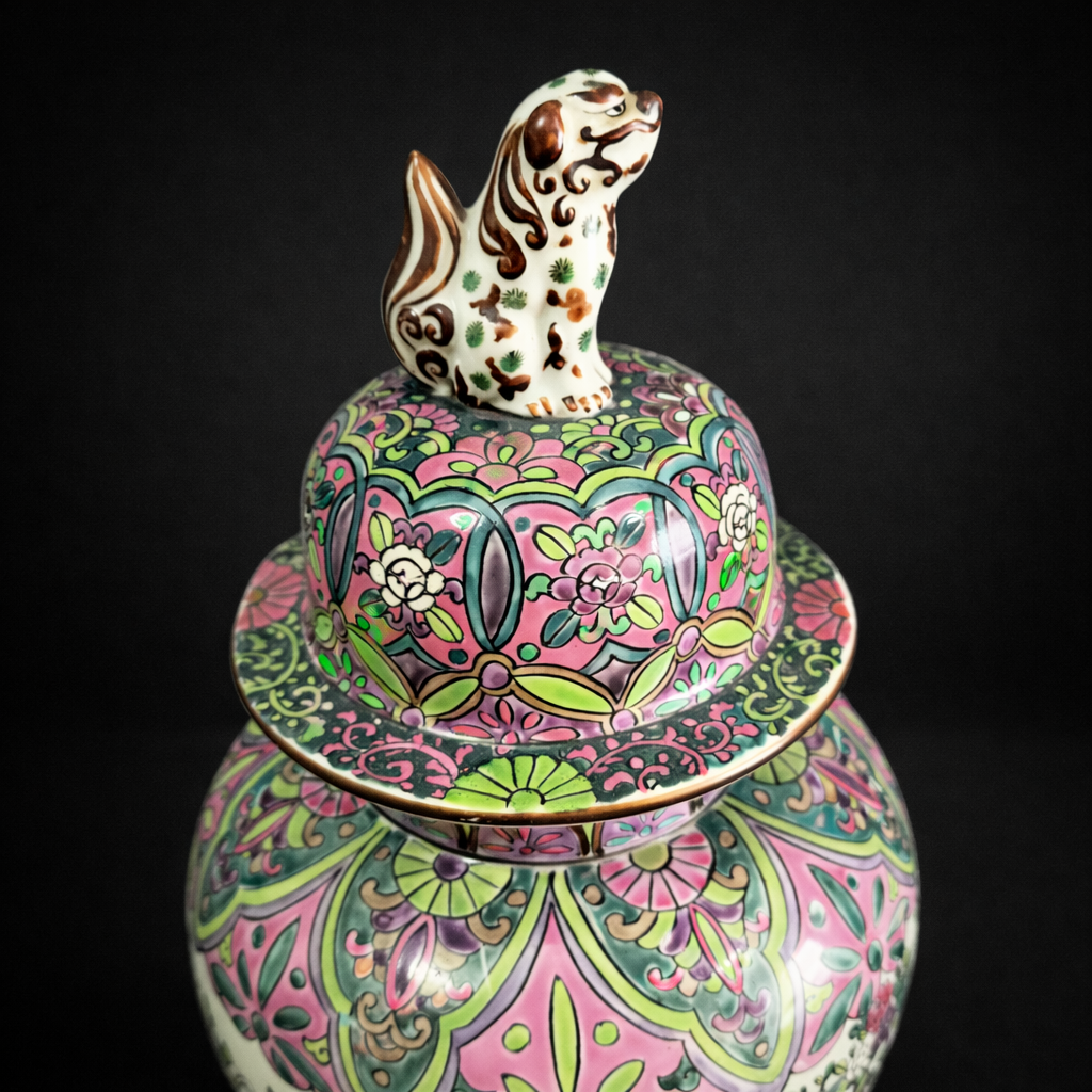 Antiguo Potiche oriental en porcelana con sello rojo. Antiguo Potiche oriental en porcelana con sello rojo.