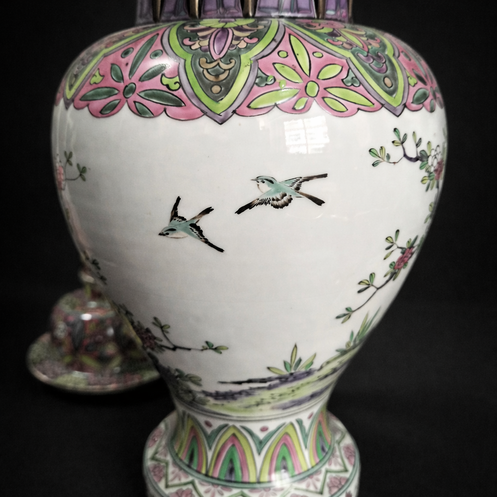 Antiguo Potiche oriental en porcelana con sello rojo. Antiguo Potiche oriental en porcelana con sello rojo.