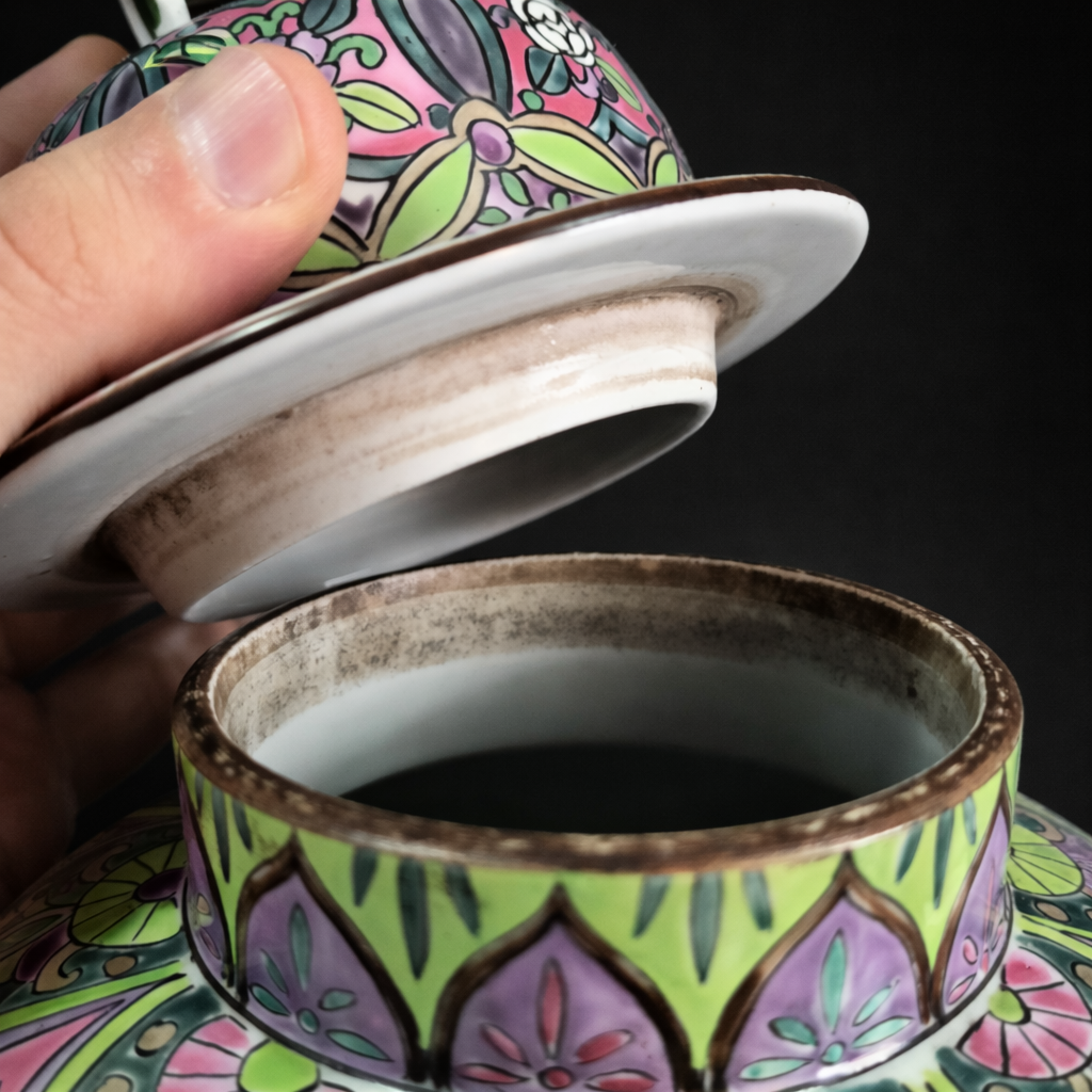 Antiguo Potiche oriental en porcelana con sello rojo. Antiguo Potiche oriental en porcelana con sello rojo.
