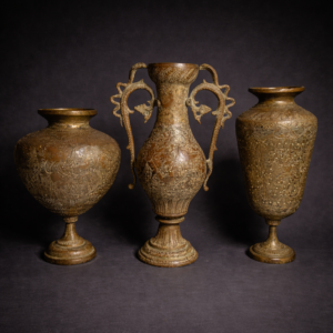 Conjunto de floreros de bronce repujado