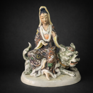 Figura china de Guan Yin sobre perro de Foo