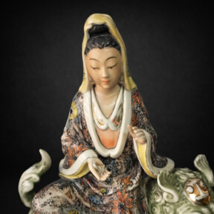 Figura china de Guan Yin sobre perro de Foo