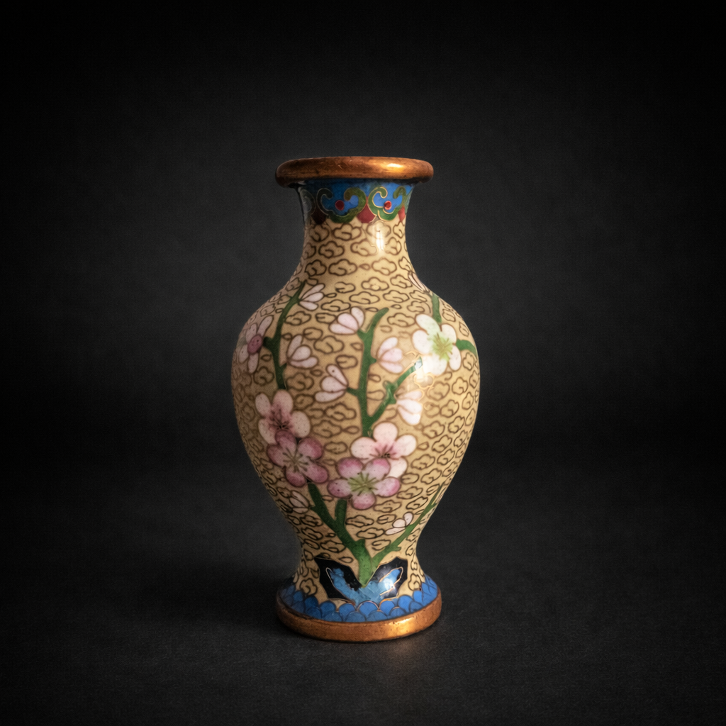 Pequeño florero cloisonné con flores de cerezo. Pequeño florero cloisonné con flores de cerezo