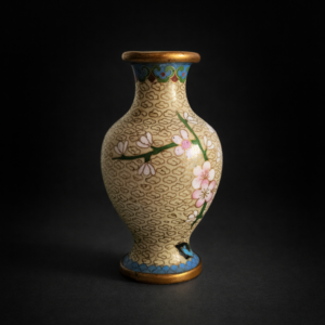 Pequeño florero cloisonné con flores de cerezo