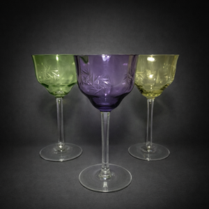 Juego de copas antiguas de cristal de colores tallado.