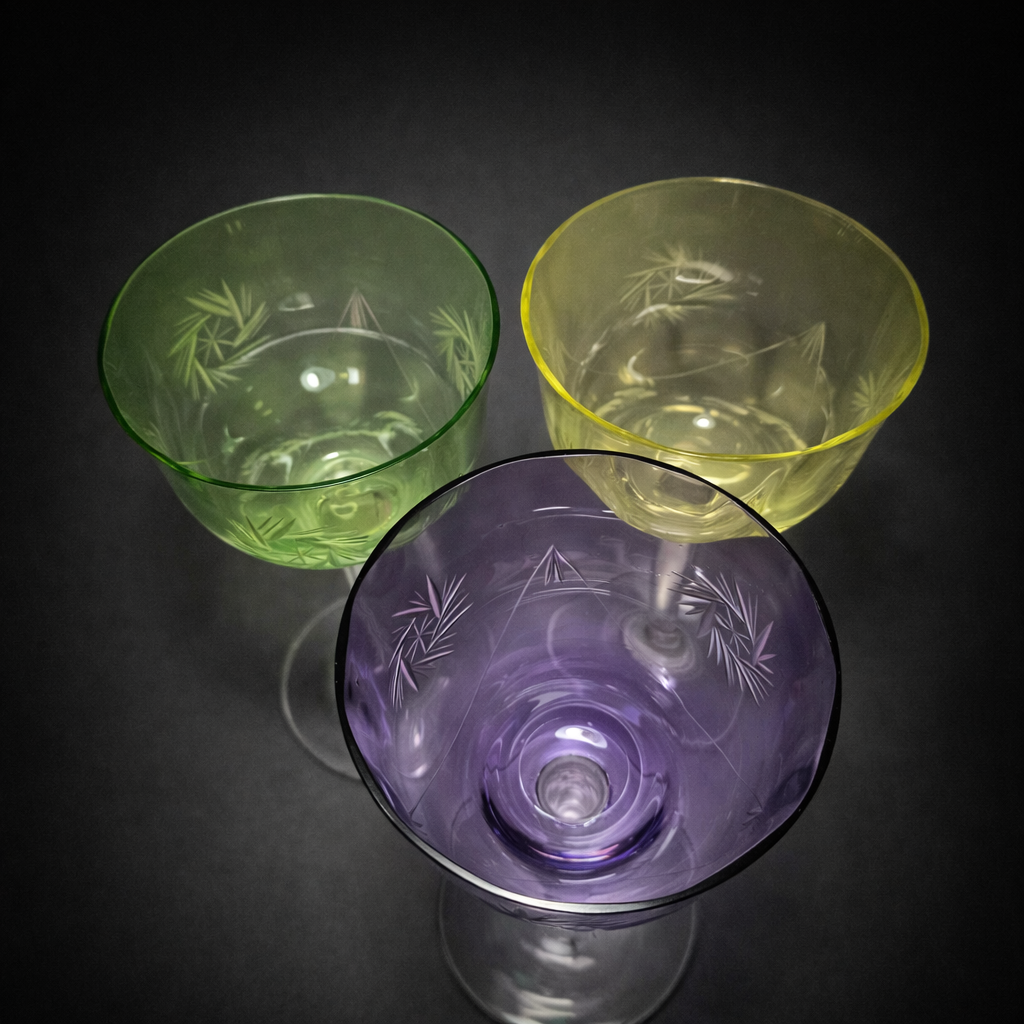 Juego de copas antiguas de cristal de colores tallado, mediados del siglo XX. Juego de copas antiguas de cristal de colores tallado.