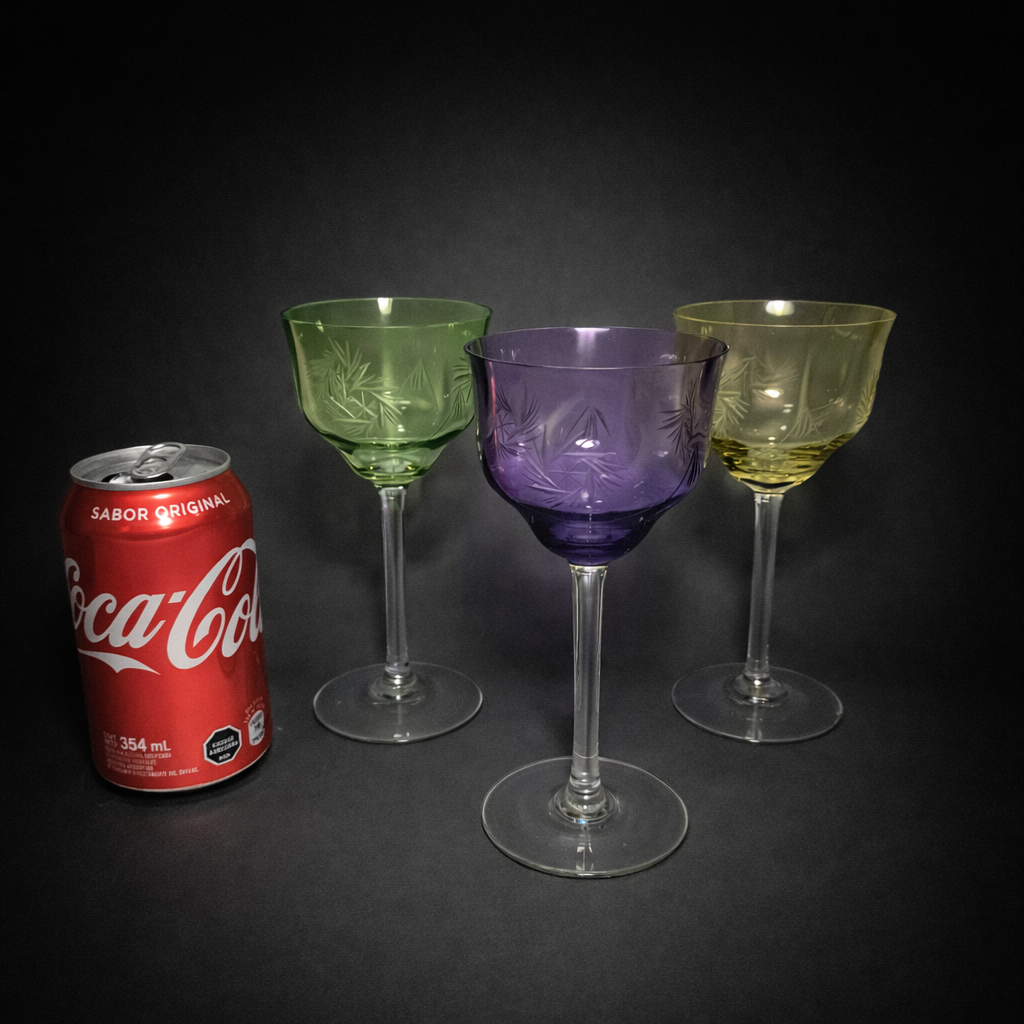 Juego de copas antiguas de cristal de colores tallado, mediados del siglo XX. Juego de copas antiguas de cristal de colores tallado.