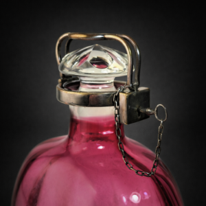 Botella antigua con sistema de seguridad. Botella antigua con sistema de seguridad.