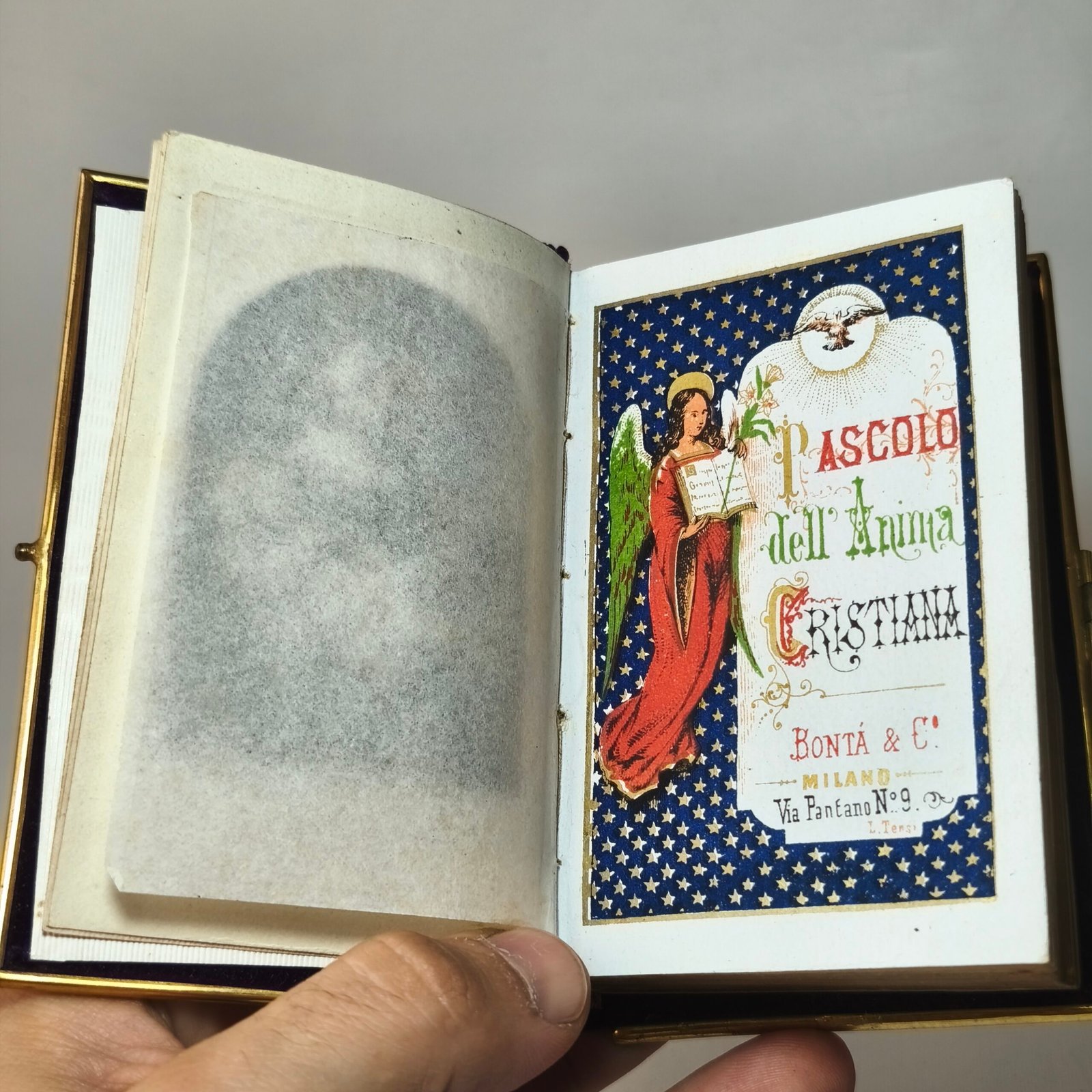 Librito cristiano de 1856, Milano, relicario. Librito cristiano de 1856, Milano, relicario.