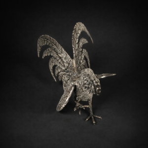 Pareja de gallos en bronce plateado.