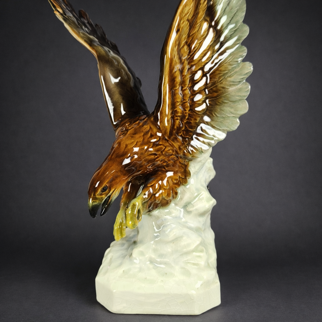 Escultura de águila alemana de gran porte, mediados del siglo XX. Escultura de águila alemana de gran porte, 39 cm.