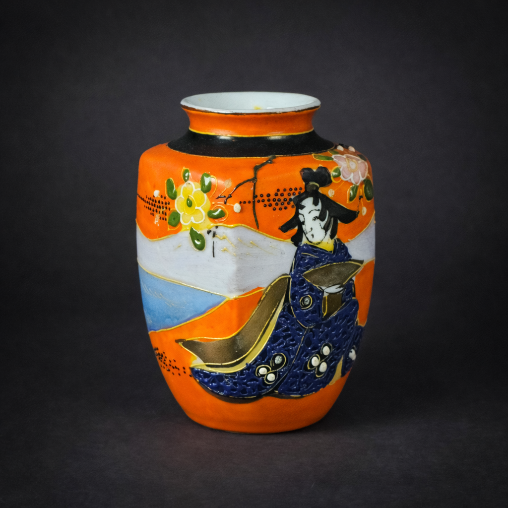 Jarrón japonés Satsuma, ca. 1890. Jarrón japonés Satsuma Moriage, 9,5 cm.