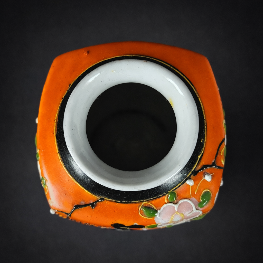 Jarrón japonés Satsuma, ca. 1890. Jarrón japonés Satsuma Moriage, 9,5 cm.