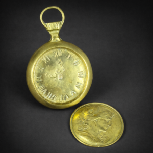 Pisa papeles con forma de reloj de bolsillo en bronce.