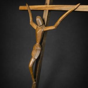 Crucifijo tallado en madera de estilo moderno. Circa 1950. Crucifijo tallado en madera de estilo moderno. Circa 1950.