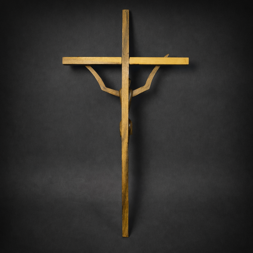 Crucifijo tallado en madera de estilo moderno. Circa 1950. Crucifijo tallado en madera de estilo moderno. Circa 1950.