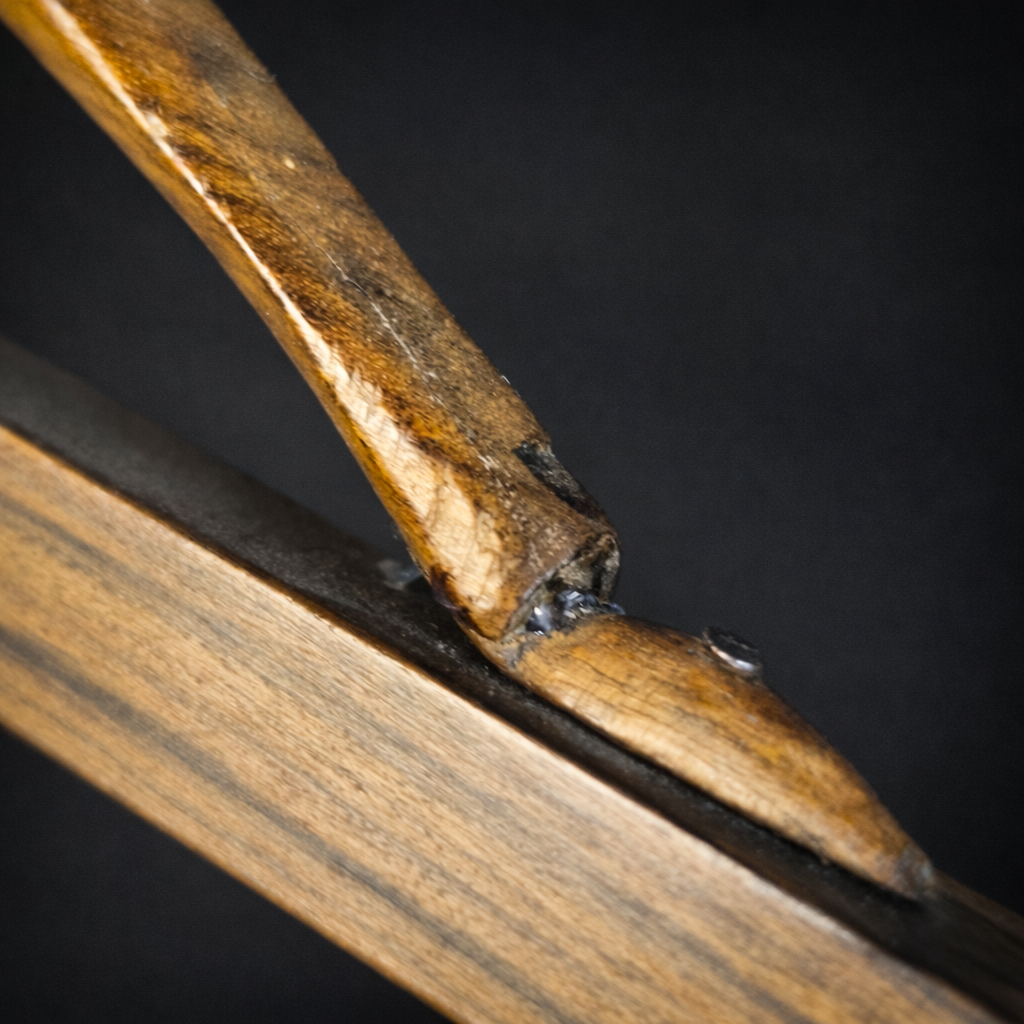 Crucifijo tallado en madera de estilo moderno. Circa 1950. Crucifijo tallado en madera de estilo moderno. Circa 1950.