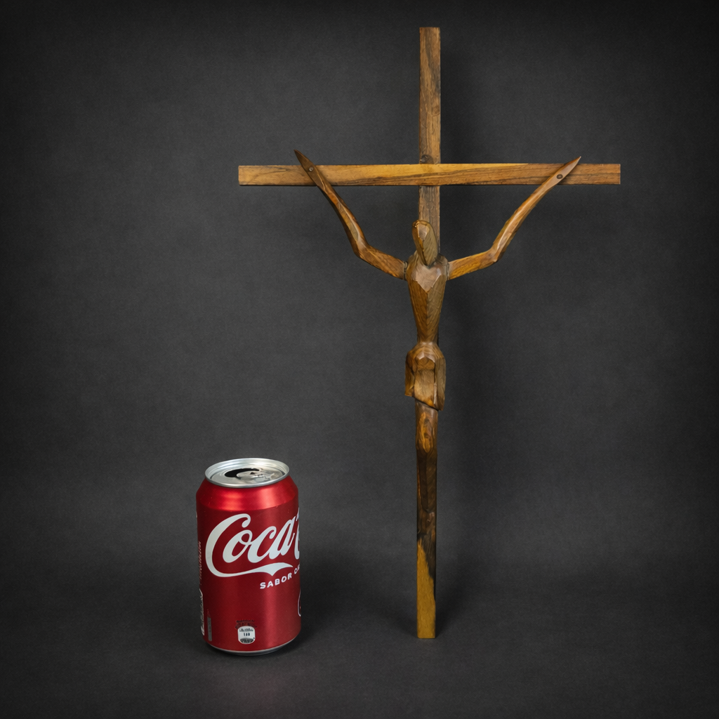 Crucifijo tallado en madera de estilo moderno. Circa 1950. Crucifijo tallado en madera de estilo moderno. Circa 1950.