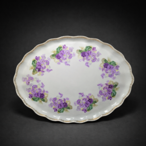Inicio Bandeja antigua de porcelana con flores violetas. Circa 1900.