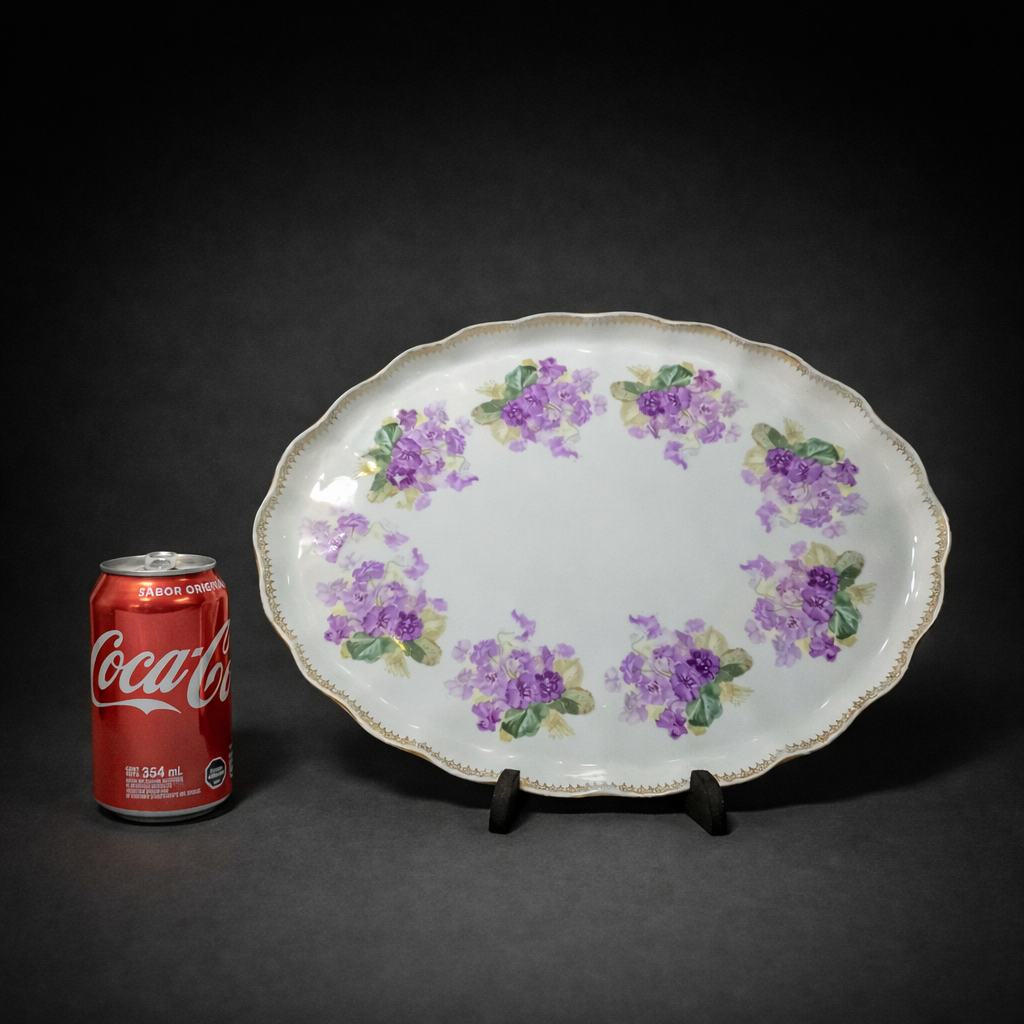 Bandeja antigua de porcelana con flores violetas. Circa 1900. Bandeja antigua de porcelana con flores violetas. Circa 1900.