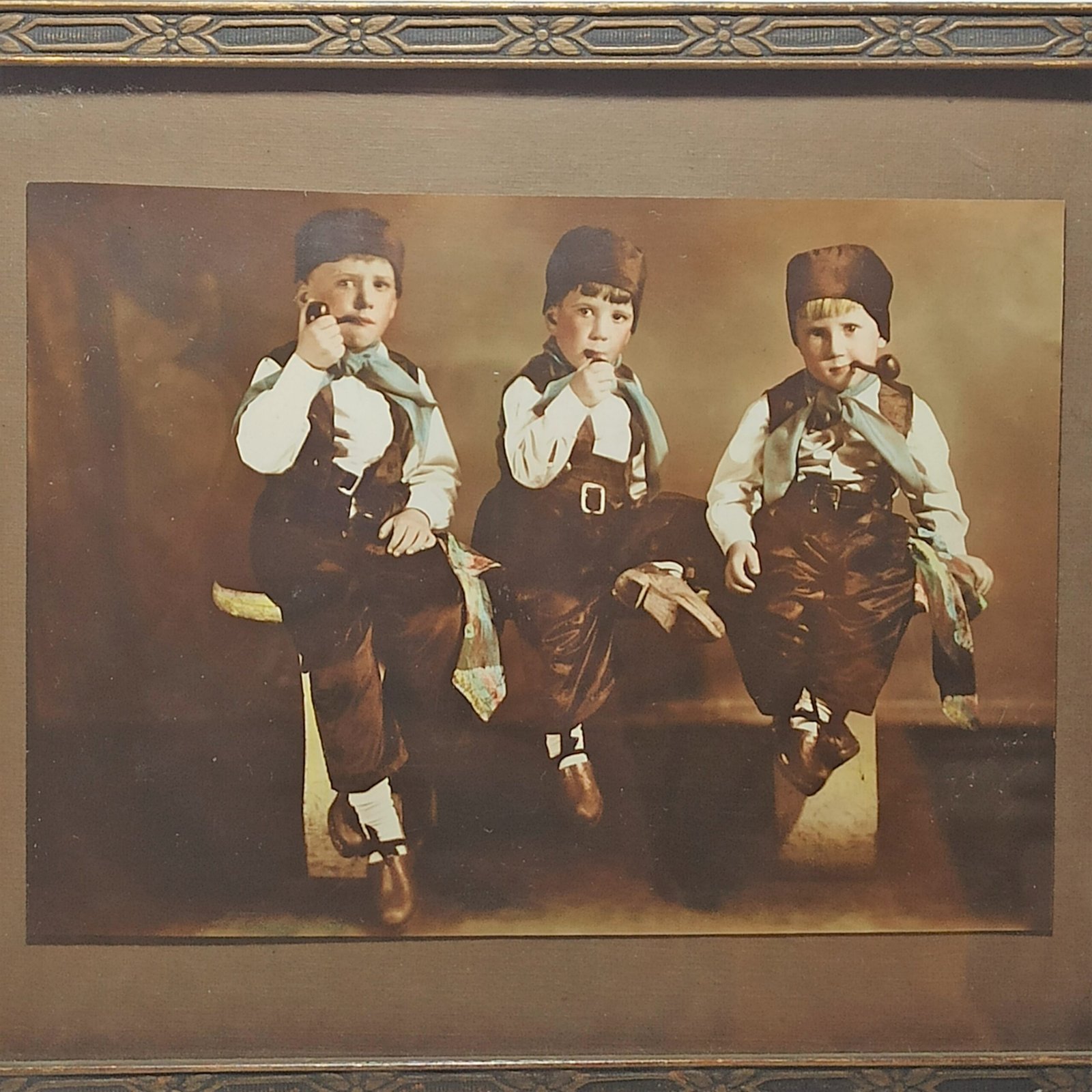 Portarretratos antiguo con fotografía de época. Circa 1900. Portarretratos antiguo con fotografía de época. Circa 1900.