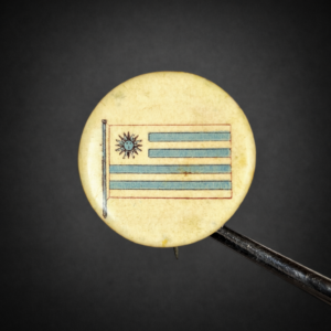 Antiguo prendedor patriótico; bandera uruguaya. Siglo XX.