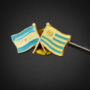 Prendedor banderas cruzadas Uruguay y Argentina. Siglo XX.