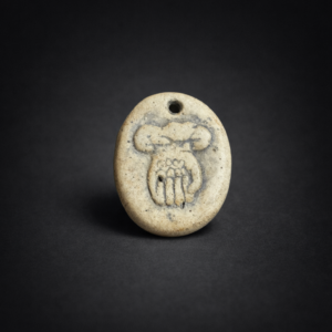 Amuleto antiguo tallado en piedra. Circa siglos XIX–XX.