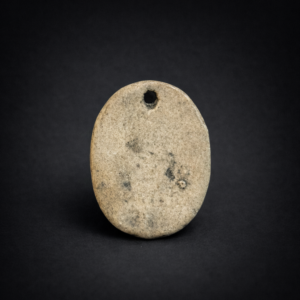 Amuleto antiguo tallado en piedra. Circa siglos XIX–XX.