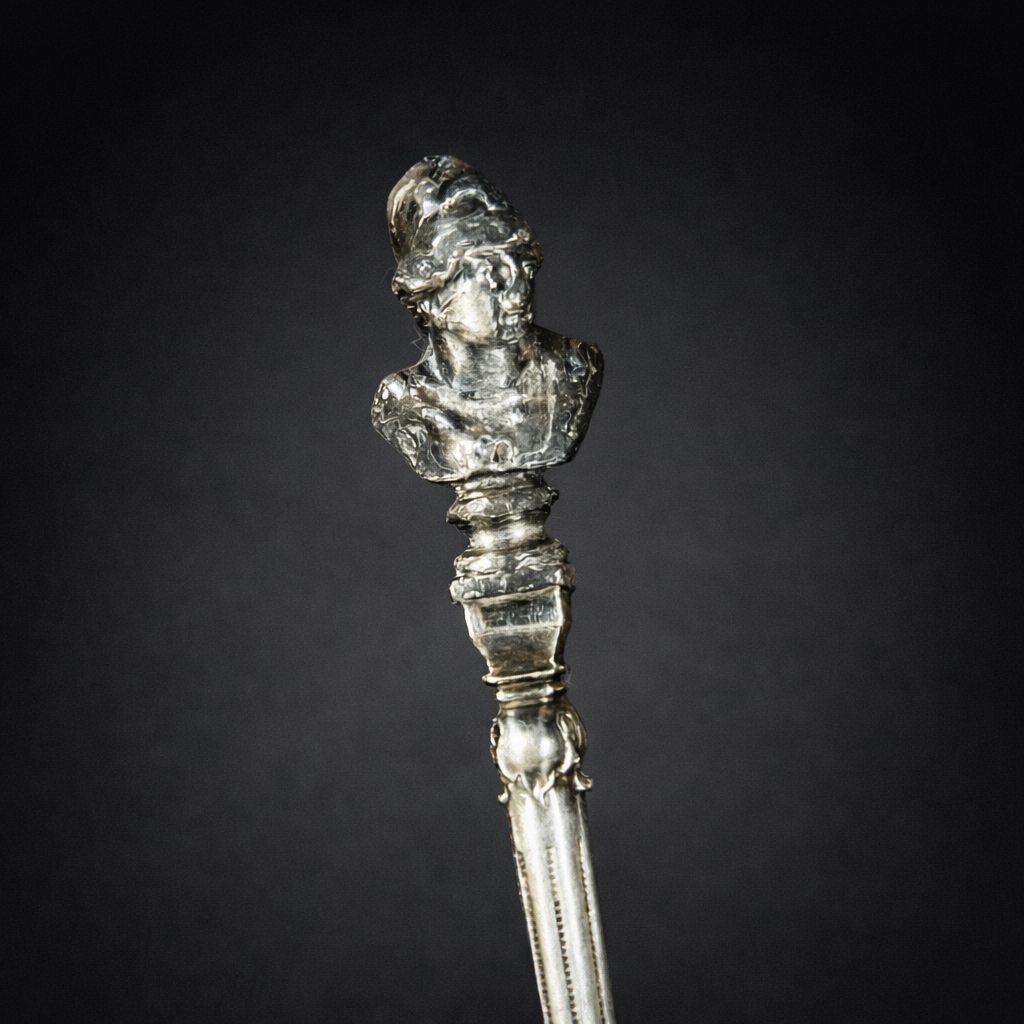 Cucharita antigua de plata con busto clásico. Circa 1900. Cucharita antigua de plata con busto clásico. Circa 1900.
