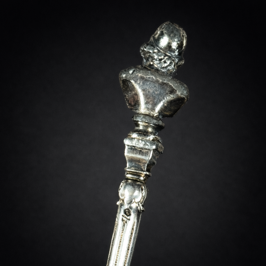 Cucharita antigua de plata con busto clásico. Circa 1900. Cucharita antigua de plata con busto clásico. Circa 1900.