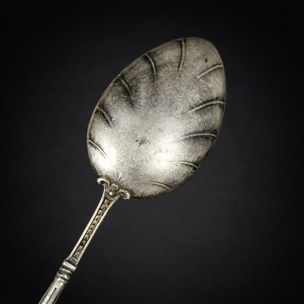 Cucharita antigua de plata con busto clásico. Circa 1900. Cucharita antigua de plata con busto clásico. Circa 1900.