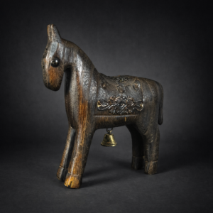 Caballo decorativo tallado en madera con campana. Circa 1950.
