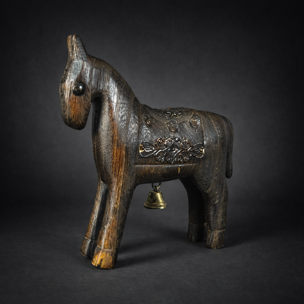 Caballo decorativo tallado en madera con campana. Circa 1950. Caballo decorativo tallado en madera con campana. Circa 1950.