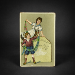 Tarjeta postal ilustrada con niños y guirnaldas. Circa 1915.