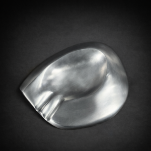 Cenicero modernista en aluminio macizo – circa 1970.
