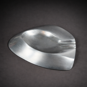 Cenicero modernista en aluminio macizo – circa 1970. Cenicero modernista en aluminio macizo – circa 1970.