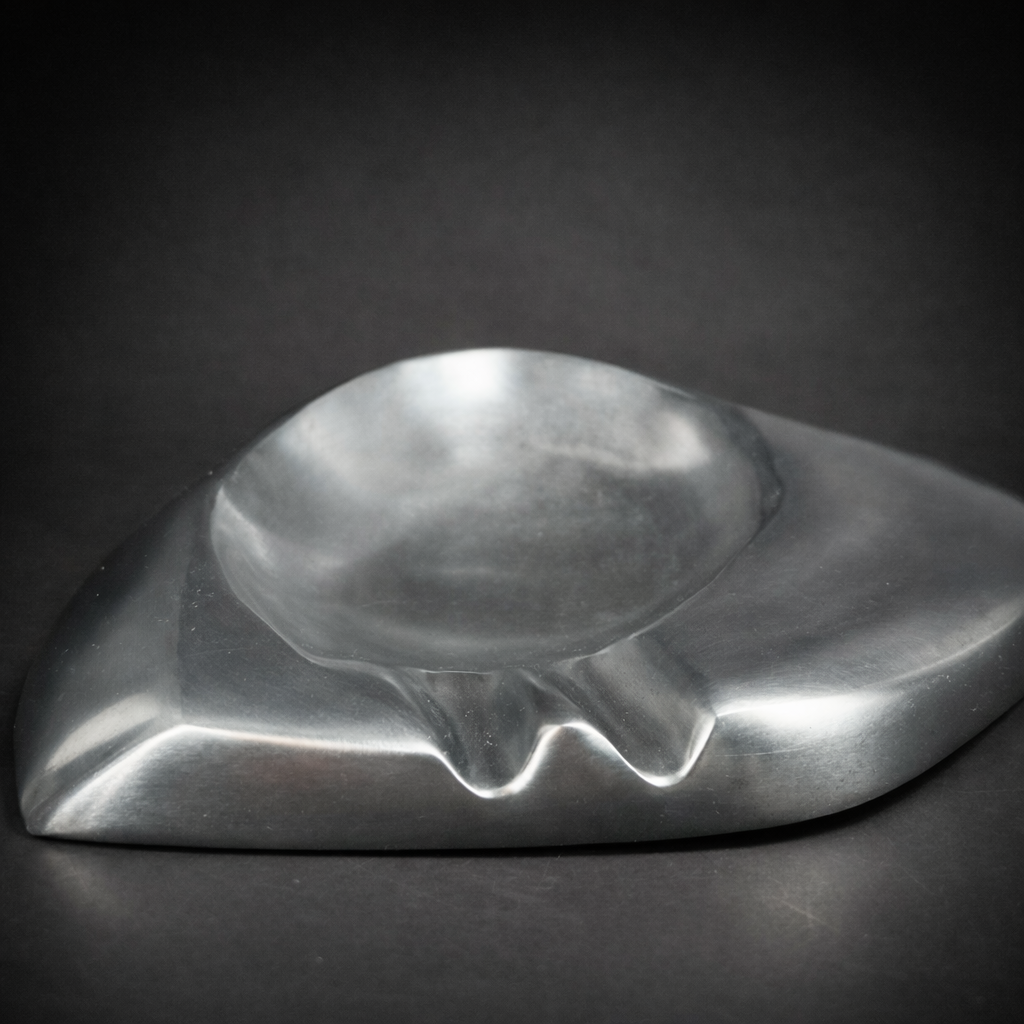 Cenicero modernista en aluminio macizo – circa 1970. Cenicero modernista en aluminio macizo – circa 1970.