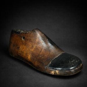 Inicio Horma de zapatero infantil en madera maciza. Circa 1930.