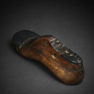 Horma de zapatero infantil en madera maciza. Circa 1930. Horma de zapatero infantil en madera maciza. Circa 1930.