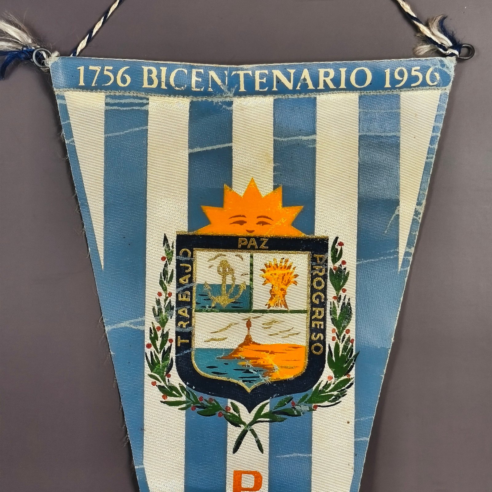 Banderín conmemorativo "Bicentenario de Paysandú 1756–1956". Banderín conmemorativo "Bicentenario de Paysandú 1756–1956".