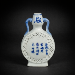 Botellón chino de porcelana azul y blanco. Circa siglo XX. Botellón chino de porcelana azul y blanco. Circa siglo XX.