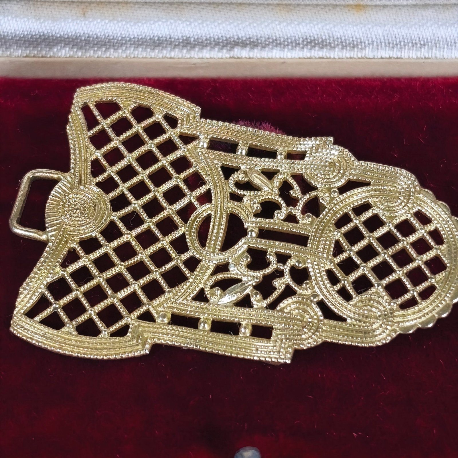 Hebilla antigua en latón calado estilo victoriano. Ca. 1900. Hebilla antigua en latón calado estilo victoriano. Ca. 1900.
