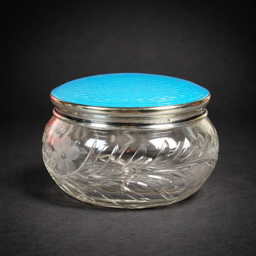 Polvera de cristal tallado con tapa de plata y esmalte guilloché, ca. 1930 Polvera o alhajero antiguo en cristal y esmalte celeste. Circa 1930.