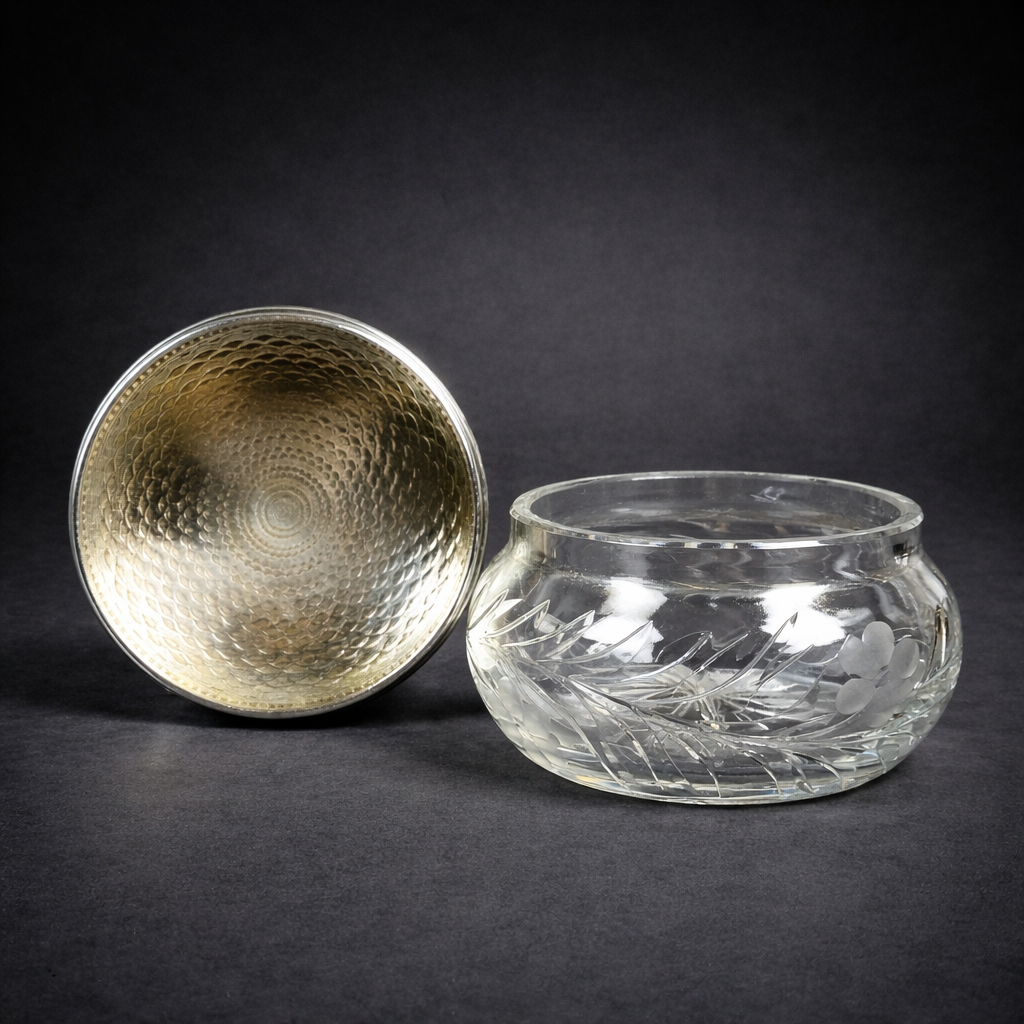 Polvera de cristal tallado con tapa de plata y esmalte guilloché, ca. 1930 Polvera o alhajero antiguo en cristal y esmalte celeste. Circa 1930.