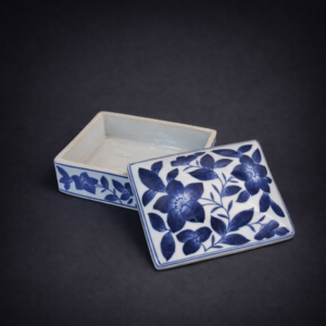 Alhajero en porcelana azul y blanca con diseño floral. Alhajero en porcelana azul y blanca con diseño floral.