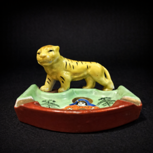 Inicio Antiguo cenicero Satsuma con tigre en porcelana japonesa. Circa 1890.