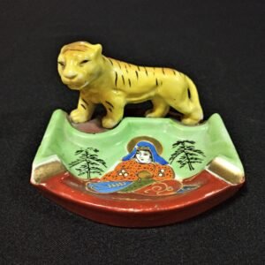 Antiguo cenicero Satsuma con tigre en porcelana japonesa. Circa 1890. Antiguo cenicero Satsuma con tigre en porcelana japonesa. Circa 1890.