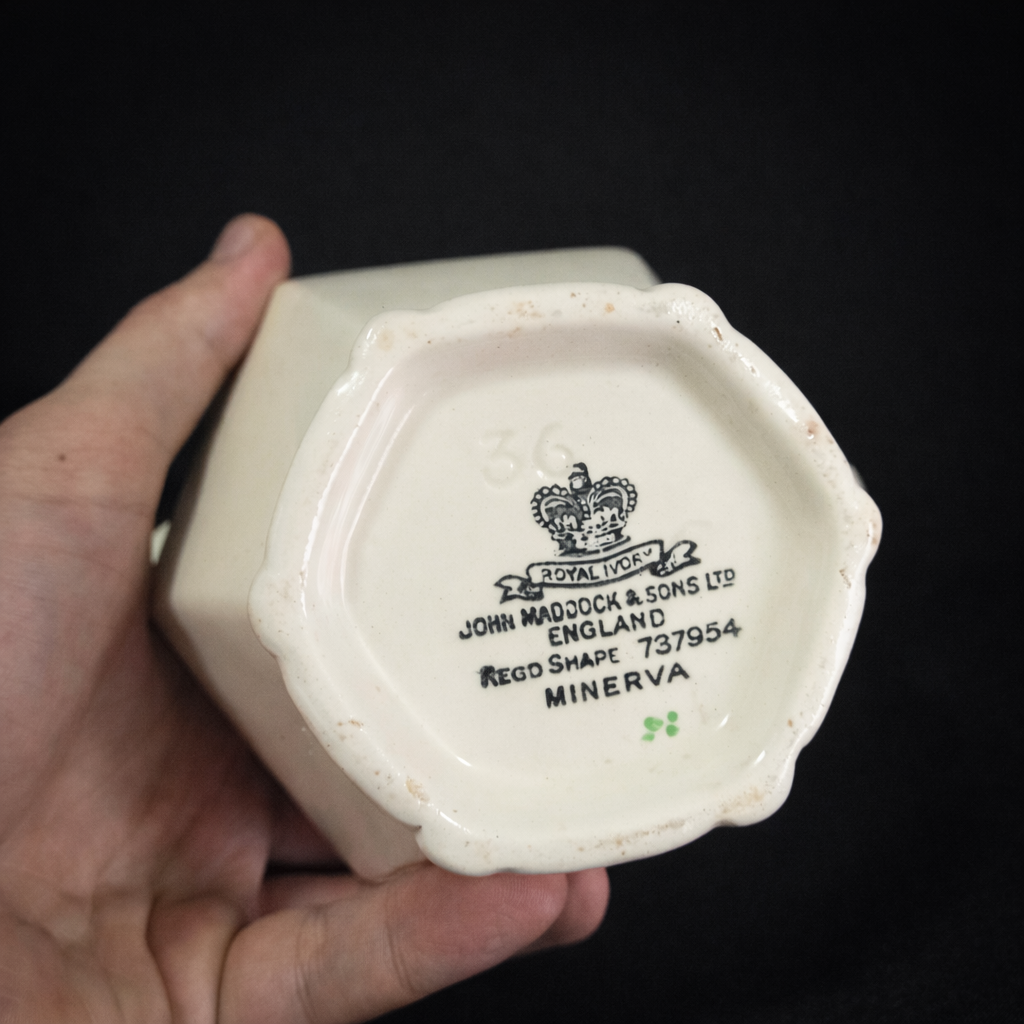 Jarra de porcelana inglesa John Maddock & Sons "Minerva". Circa 1900. Jarra de porcelana inglesa John Maddock & Sons "Minerva". Circa 1900.